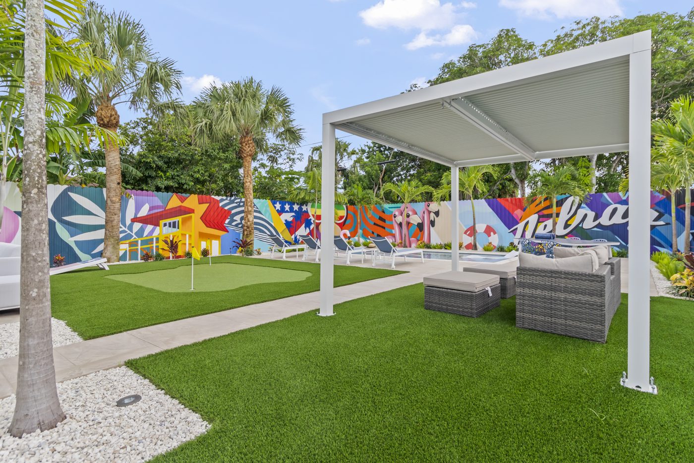 Pergola lounge, putting green and turf
