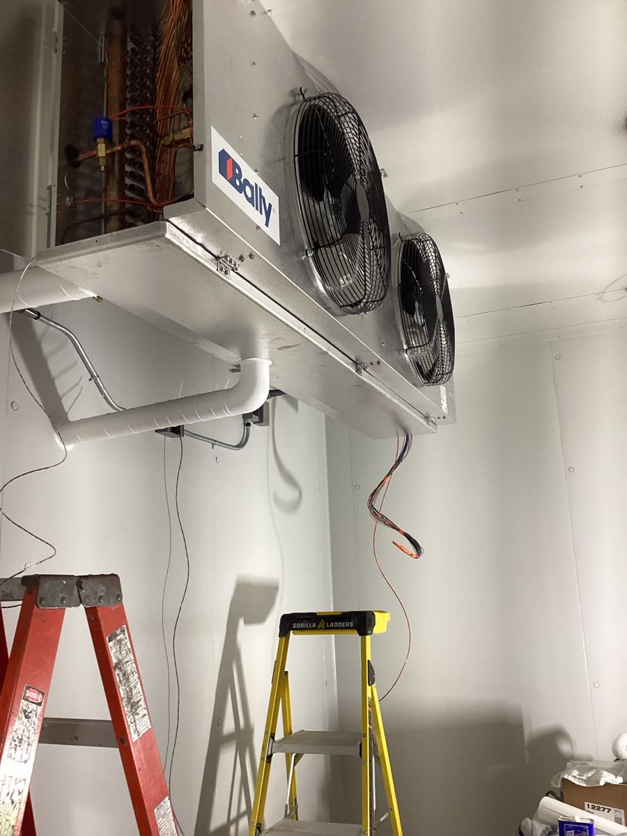 Refrigeration evaporator mounted in the cold storage room